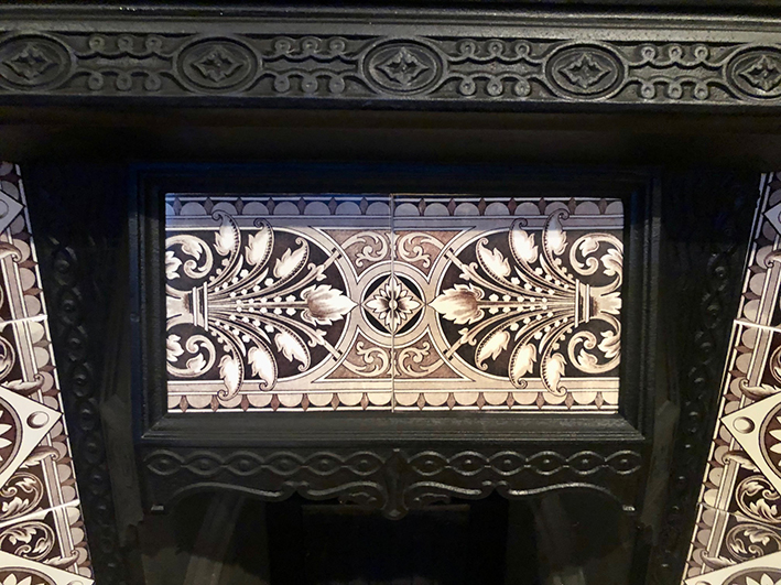 Original Victorian Aesthetic Movement Tiled Cast Iron Fireplace Insert ref i801 - Image 4